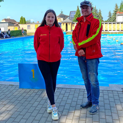Bild vergrößern: Cora Jaekl und Silvio Kelz vom DLRG sind die diesjährigen (Haupt-) Bademeister im Schwimmbad