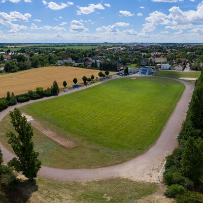 Bild vergrößern: Der Sportplatz der Ortschaft Stadt Brehna - Luftaufnahme