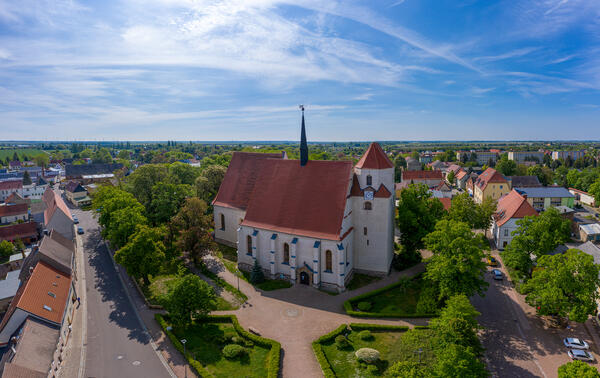 Bild vergrößern: Die Stadt- und Klosterkirche in Brehna - Luftaufnahme