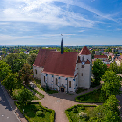 Bild vergrößern: Die Stadt- und Klosterkirche in Brehna - Luftaufnahme