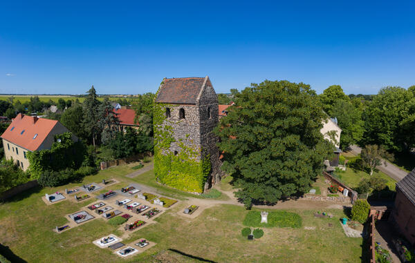 Bild vergrößern: Die Kirche von Beyersdorf - Luftaufnahme