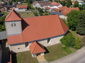 Bild vergrößern: Die evangelische Dorfkirche in Ramsin - Luftaufnahme