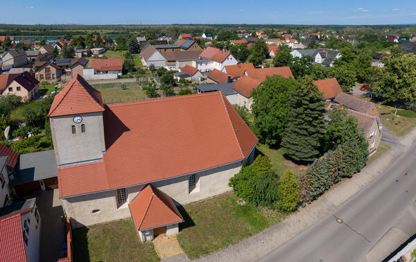 Bild vergrößern: Die evangelische Dorfkirche in Ramsin - Luftaufnahme