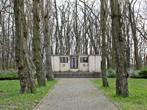 Bild vergrößern: Der sowjetische Ehrenfriedhof in Zscherndorf