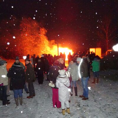 Bild vergrößern: Weihnachtsbaumverbrennen beim Heimatverein Renneritz