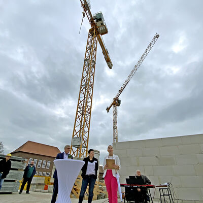 Bild vergrößern: Bürgermeisterin Steffi Syska spricht dem Bau weiteres gutes Gelingen aus.