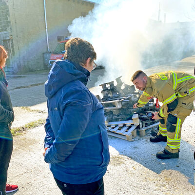 Bild vergrößern: Nach augenscheinlich gelöschtem Brand gibt es immer noch ein  Glutnest, das später wieder entflammte.