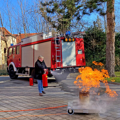 Bild vergrößern: Jeder konnte ein Feuer ähnlich eines Papierkorbbrandes löschen.