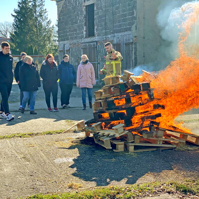 Bild vergrößern: Mit welchem Löscher löscht man ein solches Feuer?