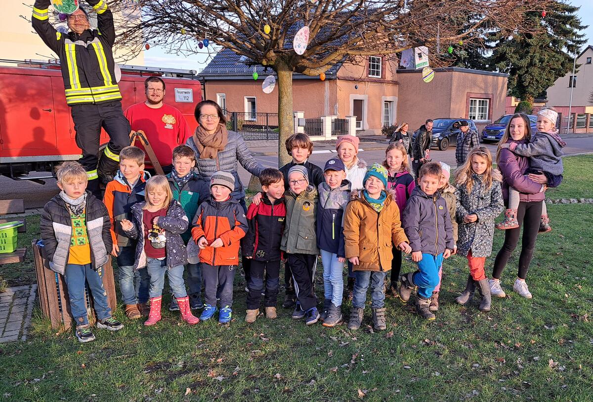 Bild vergrößern: Osterbaumaktion der Kinder- und Jugendfeuerwehr Petersroda