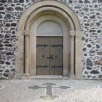 Bild vergrößern: Restauriertes Portal der Dorfkirche Petersroda 2014
