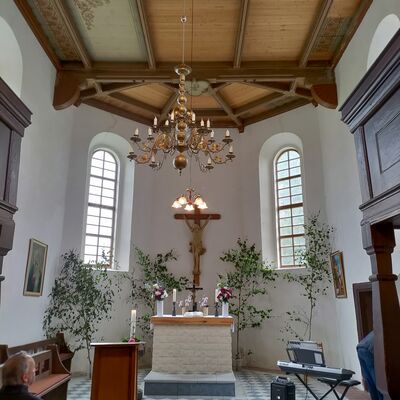 Bild vergrößern: Altarraum der Dorfkirche Petersroda 2022