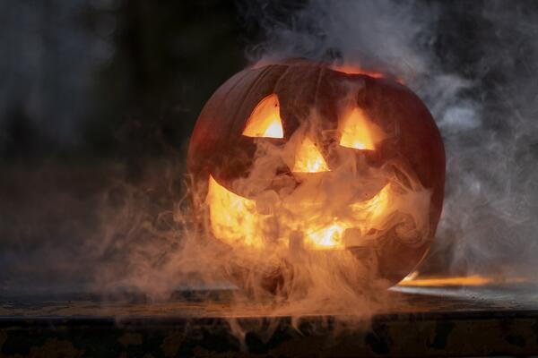 Bild vergrößern: Ein geschnitzter Krbis ist ein Markenzeichen fr Halloween