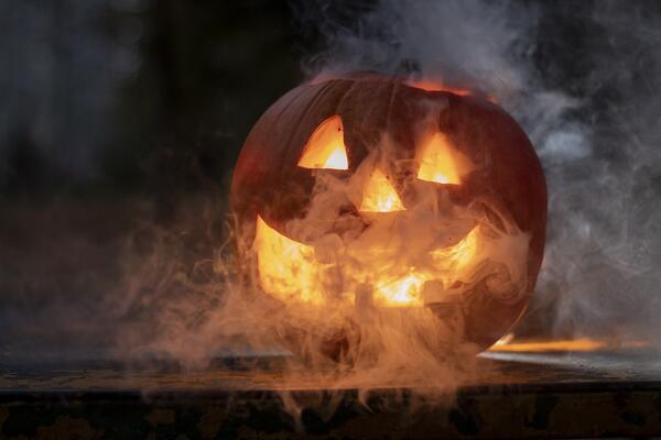 Ein geschnitzter Kürbis ist ein Markenzeichen für Halloween