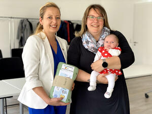 Aileen Schlter mit der kleinen Lia Marie