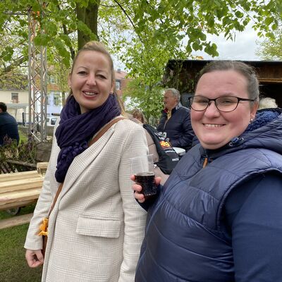 Bild vergrößern: Bürgermeisterin Steffi Syska mit Moderatorin des Weinfrühlings Susanne Herrmann