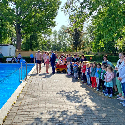 Bild vergrößern: Viele Gäste zur Eröffnung des Volksbades Roitzsch! Vielen Dank, dass ihr da ward!