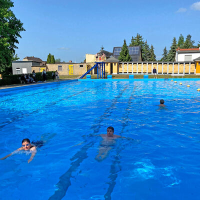 Bild vergrößern: Auch Herr Berger (Mitte) ist wieder vorn mit dabei beim Anbaden! Er ist seit jeher einer der ersten im Freibad.