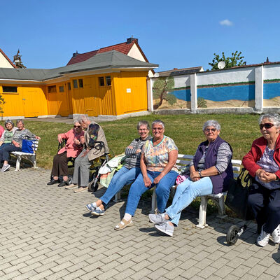 Bild vergrößern: Kein freier Platz mehr zur Eröffnung des Volksbades Roitzsch