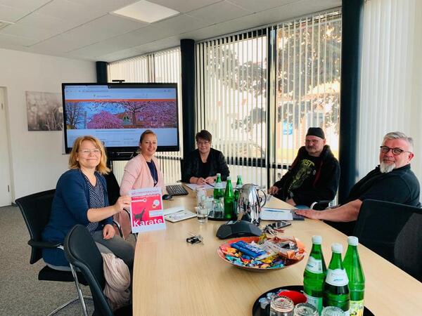 Stefanie Rückauf vom Stadtmarketing, Bürgermeisterin Steffi Syska mit den Vereinsmitgliedern Elke Zabel (Kassenwartin) und Steffen Zabel (engagiertes Mitglied und Organisator) sowie dem Veranstaltungsmanager der Stadt Heiko Marx.