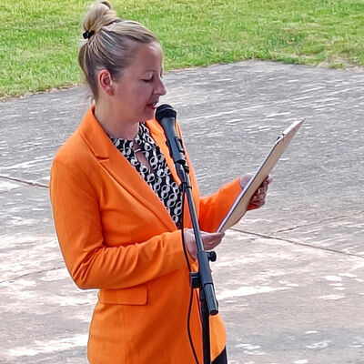 Bild vergrößern: Steffi Syska whrend ihrer Rede zur Tag der Kinderbetreuung 2023 auf dem Schtzenplatz in Brehna