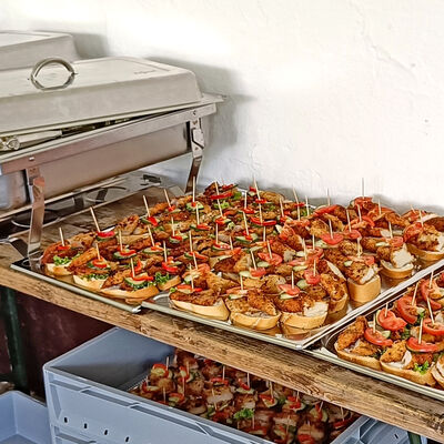 Bild vergrößern: Das Buffet am Tag der Kinderbetreuung 2023 auf dem Schtzenplatz in Brehna