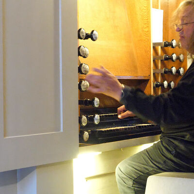 Bild vergrößern: Professor Eisenberg an der Orgel