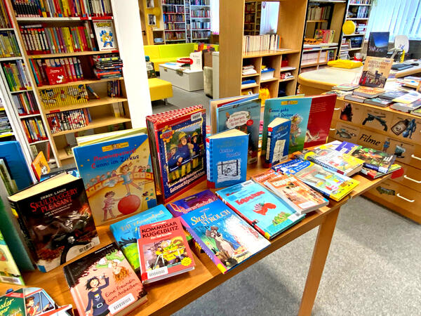 Bild vergrößern: Büchertisch