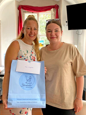 Brgermeisterin Steffi Syska mit Jessica Lingstdt, die mit ihrer Tochter Emilia da war.