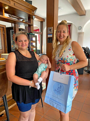 Auch der kleine Milo Maurice bekommt ein Geschenk von Brgermeisterin Steffi Syska berreicht. Die Eltern Annika  Busse und Lucas Kubbe freuen sich sehr ber ihren kleinen Schatz.