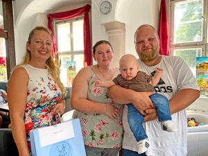 Brgermeisterin Steffi Syska mit Familie Marx und ihrem kleinen Oskar.