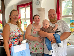 Bürgermeisterin Steffi Syska mit Familie Marx und ihrem kleinen Oskar.