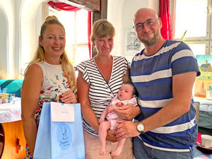 Brgermeisterin Steffi Syska mit Familie Taute und der kleinen Magdalena.