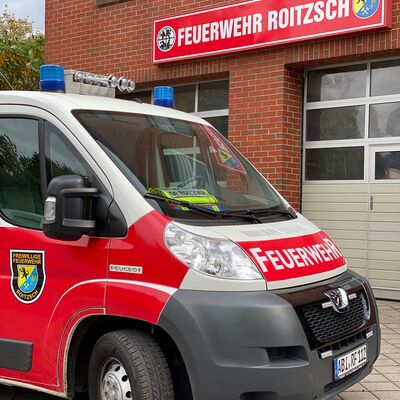 Bild vergrößern: Feuerwehr Roitzsch - Der Mannschaftstransportwagen vor dem Feuerwehrgerätehaus der Feuerwehr Roitzsch.