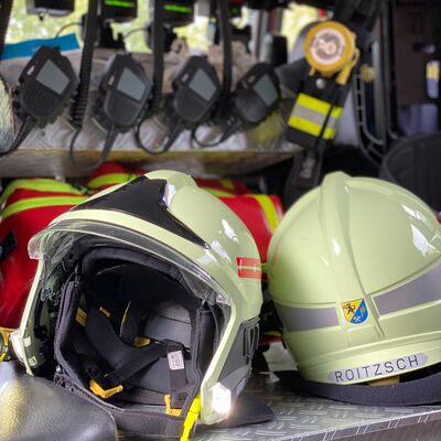 Bild vergrößern: Feuerwehr Roitzsch - 2023er Helme mit integriertem Beleuchtungsmodul und Schutzbrille, großem Außenvisier und passend zu Atemschutzmasken