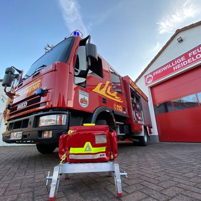 Bild vergrößern: Feuerwehr Heideloh - Der TSF-W mit Schlauchtransportanhänger (STA) mit Erste-Hilfe-Ausstattung vor dem Feuerwehrgerätehaus in Heideloh.