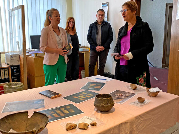 Dr. Susanne Friederich - Abteilungsleiterin  Bodendenkmalpflege des Landesamt  für Denkmalpflege und Archäologie -  berichtet über die archäologischen Funde.