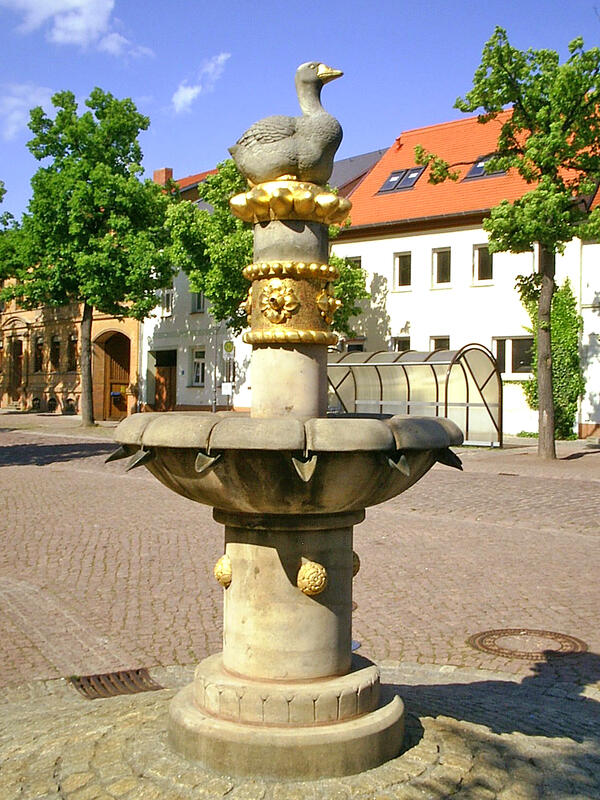 Marktbrunnen mit der goldenen Gans in Brehna