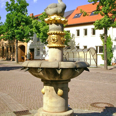 Bild vergrößern: Marktbrunnen mit der goldenen Gans in Brehna