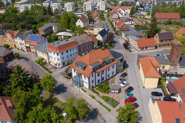 Sandersdorf - Rathaus von vorn - Luftaufnahme