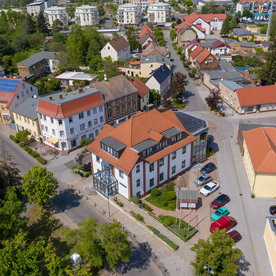 Bild vergrößern: Sandersdorf - Rathaus von vorn - Luftaufnahme