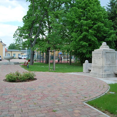 Bild vergrößern: Kriegerdenkmal vor dem Sportplatz der Schule