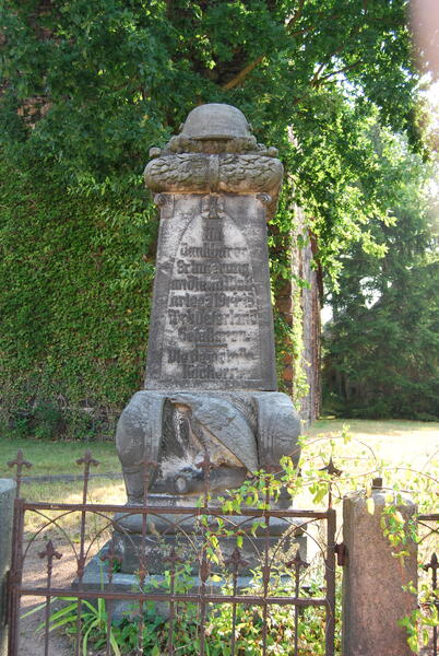 Kriegerdenkmal hinter Zäunen
