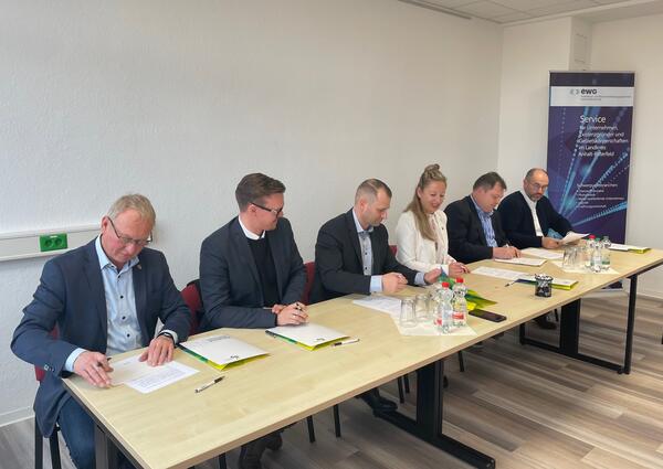 Am 2. November 2023 kam es zur offiziellen Unterzeichnung einer Vereinbarung zwischen den Kommunen Bitterfeld-Wolfen, Sandersdorf-Brehna, Muldestausee, Raguhn-Jeßnitz, Südliches Anhalt und Zörbig zur gemeinsamen Raumplanung und Planung erneuerbaren Energi
