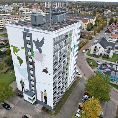 Bild vergrößern: Mieterfest am 2. November 2023 am neugestalteten Friedenstower (Hochhaus) in Sandersdorf
