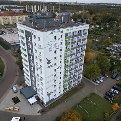 Bild vergrößern: Mieterfest am 2. November 2023 am neugestalteten Friedenstower (Hochhaus) in Sandersdorf
