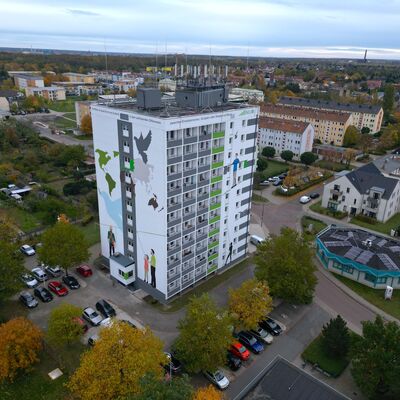Bild vergrößern: Mieterfest am 2. November 2023 am neugestalteten Friedenstower (Hochhaus) in Sandersdorf