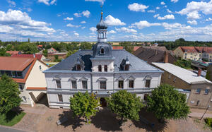 Das Neue Rathaus in Brehna - Luftaufnahme