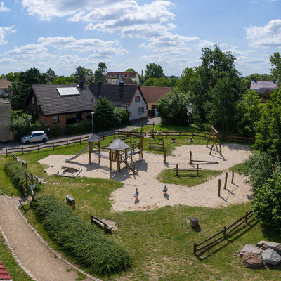 Bild vergrößern: Der Spielplatz "Thiemos'Spieldorf" in Brehna - Luftaufnahme