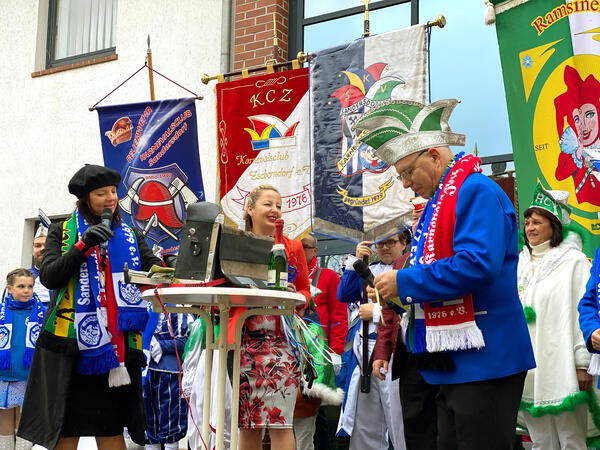 Impression von der Schlüsselübergabe am 11.11. um 11:11 Uhr am Rathaus Sandersdorf-Brehna 2023